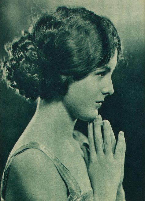 Mary Astor 1920s Silent Screen Stars, Mary Astor, Mary Pickford, Grace Beauty, Woman Movie, Classic Actresses, Academy Award, Silent Movie, Electric Fan