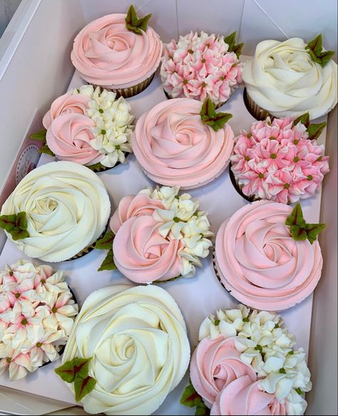 Pink Cupcake Ideas Birthday, Pink And White Flower Cupcakes, Bridal Shower Cupcakes Elegant, Pink And Gold Cupcake Ideas, Mother’s Day Cupcakes Ideas, Pink Flower Cupcakes Ideas, Pink And White Cupcakes Ideas, Floral Baby Shower Cupcakes, Pink Cupcakes Decoration