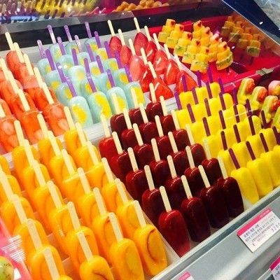 An army of goody popsicles looks refreshing and delicious. Only in Seoul. Juice Cart, Aesthetic Reference, Juice Shop, Food Business Ideas, Ice Candy, Grocery Store Design, Fruit Ice Cream, Fruit Ice, Cold Ice