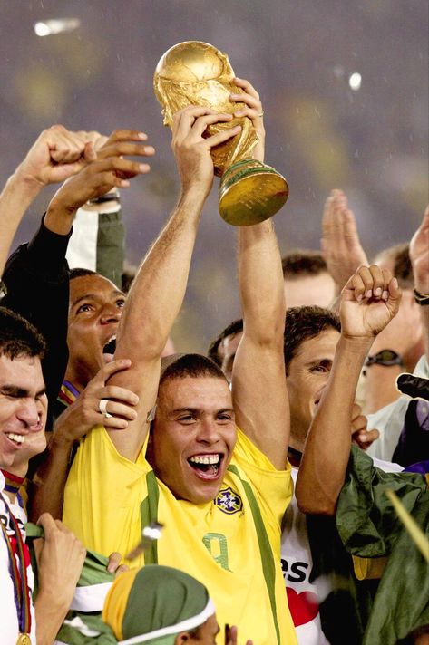 Ronaldo Brazil, Brazilian Soccer Players, Cool Football Pictures, Brazil Wallpaper, Ronaldo 9, Brazil Team, Brazil Football Team, 2002 World Cup, Brazil Culture