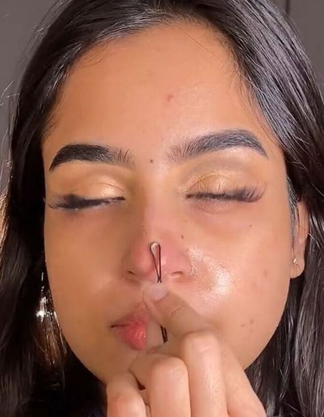 Here is the quickest, easiest skincare hack you can find for removing blackheads. This blackhead hack only uses one ingredient and simple household “tools,” so let’s get started! Satisfying Black Head Removal Video, Acne Skin Care Products, Black Heads Removal Video, Glowing Body Skin, Best Blackhead Remover, Removing Blackheads, Blackhead Remover Diy, Black Head Remover Mask, Blackhead Remover Tool