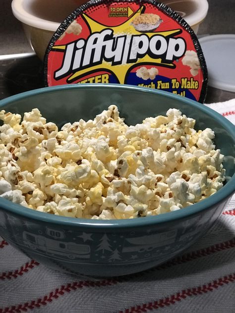 Campfire Popcorn - How to make Jiffy Pop popcorn over a campfire with an extension handle and not burn your fingers. Perfect camping treat! #jiffypop #camping #popccorn Jiffy Pop Popcorn, S’mores Camping, Popcorn Over Campfire, S’mores Campfire, Camping Popcorn, S’mores Popcorn Recipe, Campfire Popcorn, How To Make S’mores Popcorn, New Years Eve Snacks