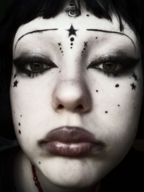 Cybergoth Makeup Eyes, Warlock Makeup, Hippie Goth Makeup, Alt Eye Makeup, Dark Makeup Ideas, Cybergoth Makeup, Black Goth Makeup, Cross Makeup, Hippy Goth