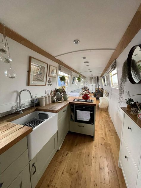 Barge Interior Houseboat Living, Narrow Boat Kitchen, Wide Beam Canal Boat Interiors, Houseboat Interiors Ideas, Narrowboat Storage Ideas, Narrowboat Interiors Inspiration, Narrow Boat Interior Ideas, Houseboat Living Interiors, Narrow Boat Interior