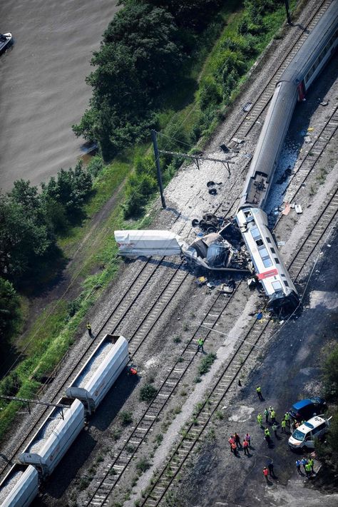 Hermalle-sous-Huy train collision. June 5, 2016 - Belgium 🇧🇪 Railway Accidents, Train Accident, Train Crash, Train Wreck, Indian Government, Steam Trains, Current Affairs, Back In Time, Belgium