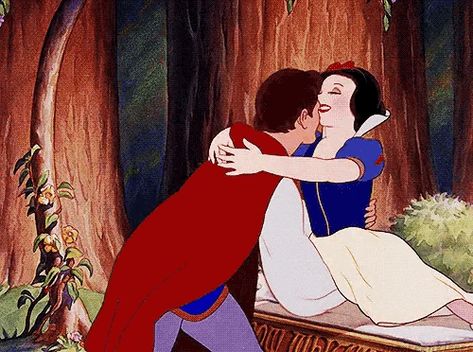 Snow White Gif, Disney Princess Gif, Buzzcut Season, White Gif, Disney Gifs, Snow White Seven Dwarfs, Classic Disney Movies, Disney Princess Snow White, Sette Nani