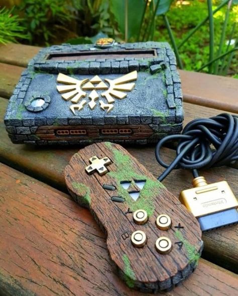 Best skin ever 🏛️🗡️ ✔️Credi Zelda Diy, Custom Consoles, Video Game Room Design, Retro Gadgets, Video Game Rooms, Zelda Art, Video Game Room, Retro Video Games, Game System