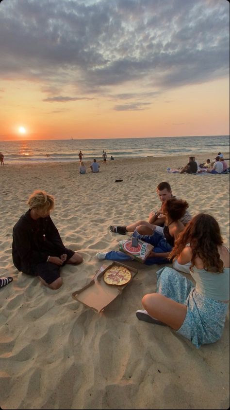 pizza devant un couché de soleil sur la plage Amie Aesthetic, Photo Pote, Live Aesthetic, Chilling At The Beach, Dream Live, Friends Aesthetic, 2024 Vision, Summer Photos, Dream Life