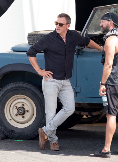 The star wore jeans and a dark top as he leant against the car 007 Style, Daniel Craig Bond, James Bond Outfits, Daniel Craig Style, Bond Outfits, Craig Bond, Daniel Craig 007, Daniel Graig, Oc Clothes