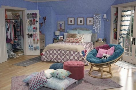 Lindy's bedroom from 'I Didn't Do It' Character Bedroom, Movie Bedroom, Auradon Prep, Disney Bedrooms, Feminine Bedroom, Cute Bedroom Ideas, Bedroom Idea, Stylish Beds