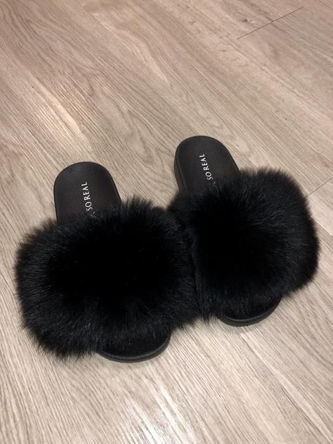 Black Slippers Outfit, Ugg Slides Outfit Ideas, Slippers Outfit, Fluffy Shoes, Black Tennis Shoes, Black Fox, Shoes Outfit Fashion, Cute Slippers, Black Slippers