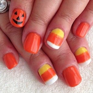 Candy corn accents. | 27 Delightfully Spooky Ideas For Halloween Nail Art Candy Corn Nails, Halloween Nails Diy, Holloween Nails, Thanksgiving Nail Art, Cute Halloween Nails, Pumpkin Nails, Seasonal Nails, Thanksgiving Nails, Nails For Kids