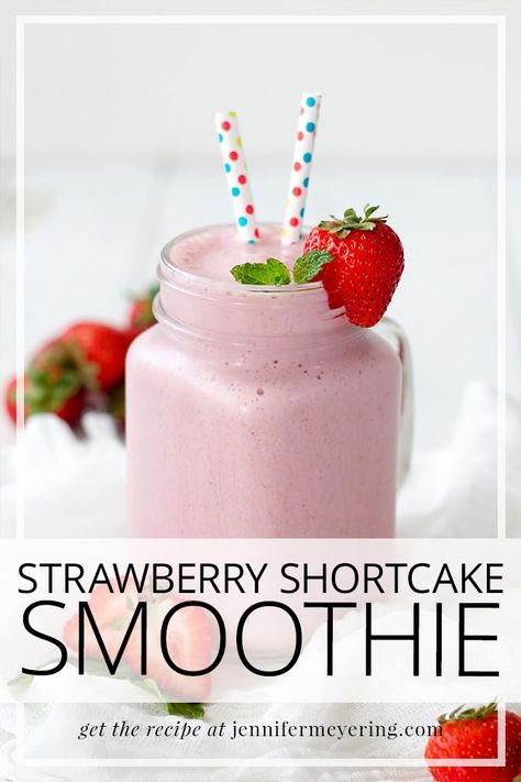 This simple strawberry smoothie is made with butter extract to taste like strawberry shortcake and perfect for breakfast or an afternoon snack! Cool Whip Smoothies, Simple Strawberry Smoothie, Strawberry Shortcake Smoothie, Macaron Ideas, Strawberry Shortcake Dessert, Homemade Strawberry Shortcake, Oat Milk Recipe, 30 Diet, Butter Extract