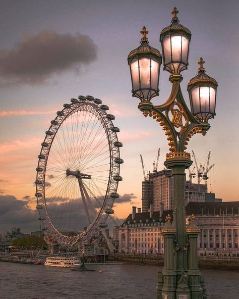 Travelling to London, England? Don't forget to check out the city guide on mydesignagenda.com for the best places to explore! London Aesthetic Vintage, Wow Photo, Aesthetic London, London Dreams, London Aesthetic, London Photography, London Eye, London Life, Beautiful Places In The World