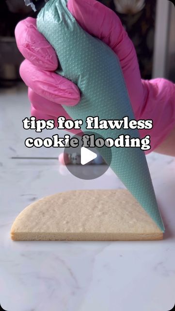 Mandy Edmunds on Instagram: "Do you want to have the most beautiful, smooth and shiny flooded sugar cookies? Use 15-second flood icing!

Why should you use 15-second icing to flood your cookies? 

✅Beautifully flat surface
🚫No drippy edges
❌No need to pipe an outer border
🕑Save time mixing just one consistency of icing
🩵 Perfectly flat surface for printing edible images

Mix your icing and drizzle a little off your spatula. When the drizzle disappears within 15 seconds, it’s perfect for flooding!

Give this technique a try and elevate your cookie decorating game!

#sugaredupcookies

#cookiedecorating #icingtutorial #royalicingtutorial #15secondicing #15secondicingtutorial #cookiedecoratingreels #beautifulcookies #cookiereels #decoratedsugarcookies #floodingcookies #baker #bakerylife #co Shiny Icing For Sugar Cookies, Sugar Cookie Icing I Am Baker, Perfect Flooding Icing, How To Make Flood Icing, Cookie Flooding Techniques, Flood Cookie Icing, Cookie Piping Icing, How To Flood Cookies, Frosting Cookies Techniques