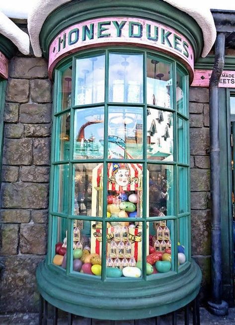 Honeydukes Sign, Harry Potter Halloween Decorations, Honey Dukes, Harry Potter Store, Urban Watercolor, Classe Harry Potter, Harry Potter Room Decor, Harry Potter Classroom, Bookshelf Art