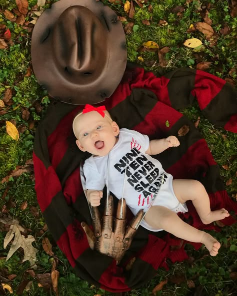 Diy Halloween Baby Photoshoot, Halloween Picture Ideas For Babies, Newborn Halloween Photos, 4 Month Old Halloween Pictures, Halloween Picture Ideas For Kids, Spooky Baby Photoshoot, First Halloween Photoshoot, October Baby Pictures Ideas, Spooky Newborn Pictures