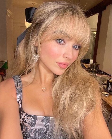 ًgwen on Twitter: "no cause sabrina carpenter with bangs >>… " Bardot Bangs, Sabrina Carpenter Style, Bangs Ponytail, Sabrina Carpenter Outfits, Haircut Inspo, Blonde Bangs, Prom Inspo, Celebrity Singers, Hair 2024