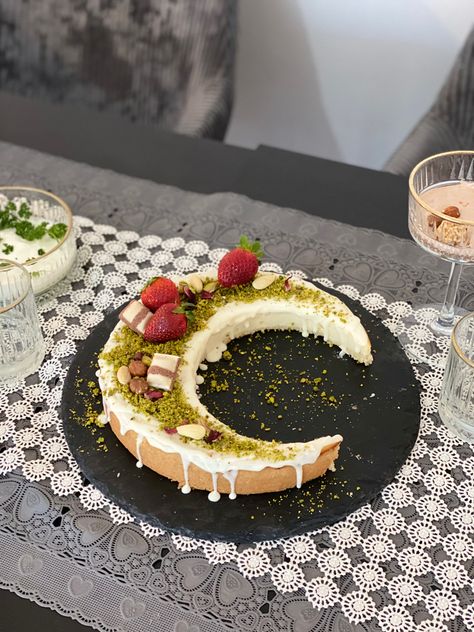 Cheesecake Ramadan edition Ramadan Desert Ideas, Ramzan Dessert Recipes, Ramadan Cheesecake, Sweet Dish For Ramadan, Ramadan Sweets Arabic Dessert, Moon Cheese, Hosting Ideas, Dessert Shop, Ramadan Kareem