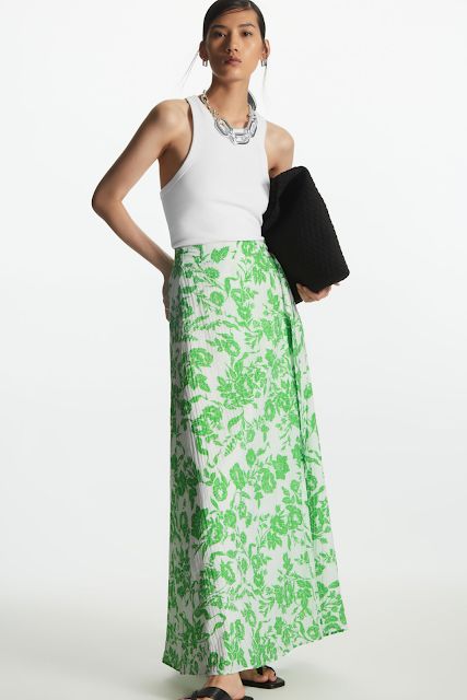 MARIA'S STYLE PLANET: FLORAL-PRINT MAXI WRAP SKIRT Body Shape Calculator, Pretty Summer Tops, Maxi Wrap Skirt, Wrap Maxi Skirt, Bodice Dress, French Girls, Kinds Of Clothes, Floral Print Maxi, Asymmetrical Skirt