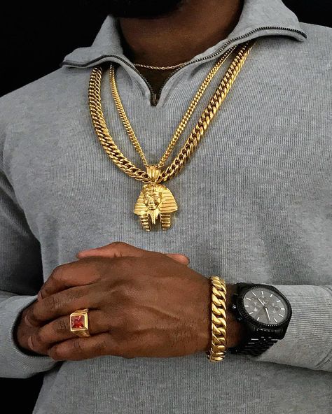 No photo description available. Mens Accessories Necklace, Mens Jewelry Necklace, Luxury Wear, Gold Chains For Men, Golden Jewelry, Mens Gold Bracelets, Dope Jewelry, Brighton Jewelry, Gold Bracelets