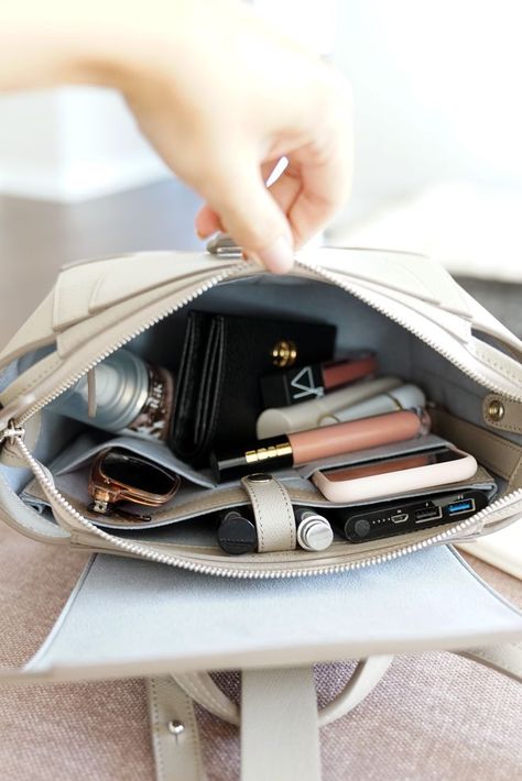 What's In My Purse, Sac Diy, Inside My Bag, Purse Essentials, Handbag Essentials, In My Bag, What In My Bag, Inside Bag, Purse Organization