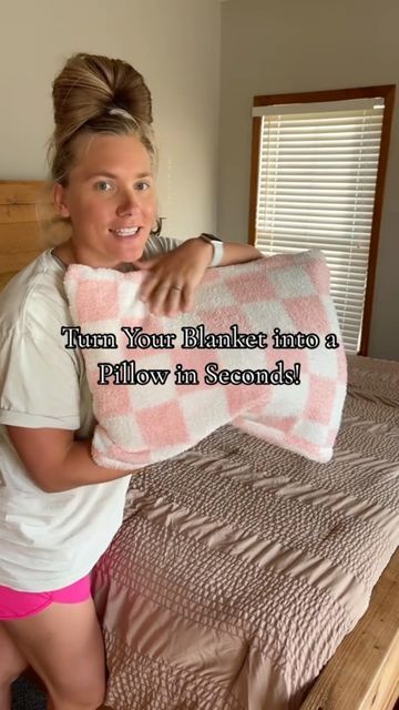 Blanket Pillow Diy, Turn Blanket Into Pillow, Blanket Making No Sew, Cute Ways To Fold Throw Blankets, How To Roll A Blanket Into A Pillow, How To Make A Blanket Into A Pillow, Folding A Blanket Into A Pillow, Fold A Blanket Into A Pillow, How To Fold A Blanket Into A Pillow