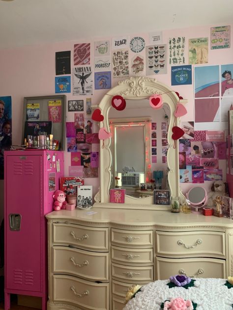 Girly Y2k Bedroom, Y2k Girly Room, 2000 Bedroom Aesthetic, 2000 Room Decor, Pink Y2k Room Decor, Teenage Room Makeover, 2000's Bedroom, Y2k Rooms 2000s, Room Ideas 2000s