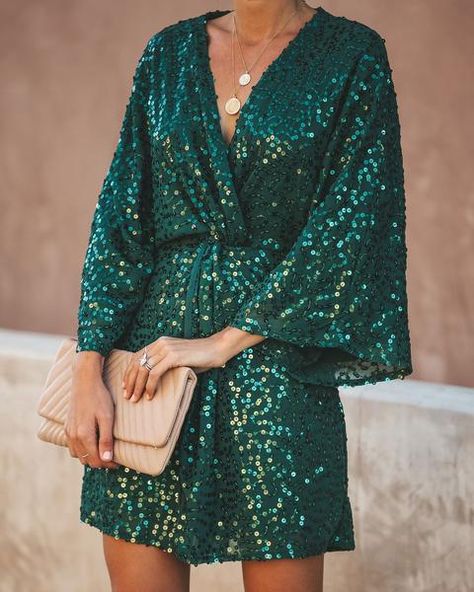 Green Sequin Dress, Sequin Kimono, Sparks Fly, Looks Country, Eve Outfit, Looks Party, New Years Eve Outfits, Wedding Guest Outfit Summer, Kimono Dress