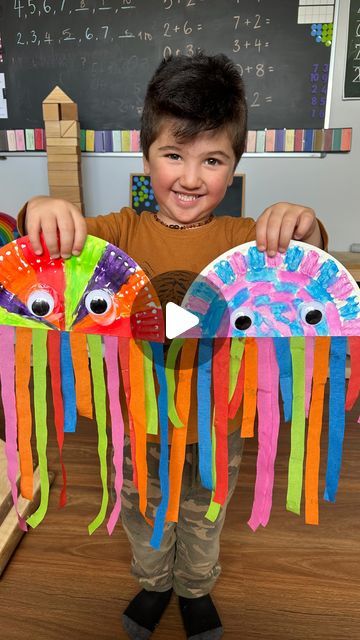 Arda and the Quads on Instagram: "Jelly fish art 

Art and craft activities give kids a sense of achievement and allow them to take pride in their work which builds confidence. Making art is a great, safe way to discover that it’s okay to make mistakes and that getting things ‘wrong’ can lead you to a whole new idea and possibly make things more beautiful.

#homeschool #art #craft #artsandcrafts #kidsart #kidscrafts #kindergarten #kindergartenart #homeschooling #homeschoolmom #homeschoolmama #homeschoolideas #artforkids #earlylearning #earlylearning #earlychildhoodeducation #earlyyears #earlychildhood #earlyyearsideas #earlychildhoodart #earlyyearseducation #earlylearners #playbaselearning #playbasedlearning #play #kindergartenactivities #kindergartencrafts" Art And Craft Activities, Childhood Art, Early Years Educator, Playbased Learning, Fish Crafts, Kindergarten Crafts, Homeschool Art, Jelly Fish, Kindergarten Art