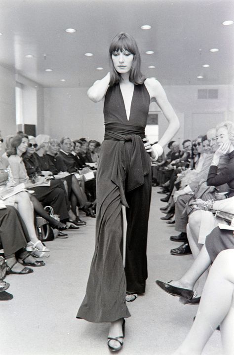 Angelica Houston, modeling for HALSTON - Fall 1972 Anjelica Huston Style, Anjelica Huston 70s, Halston 70s, Halston Vintage, Halston Dress, Bianca Jagger, Anjelica Huston, Lauren Hutton, Roman Polanski