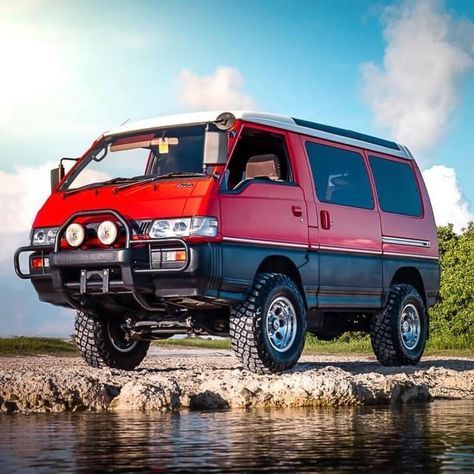 Japanese Vans on Instagram: “Wow, just wow. Another Delica for the win. @iksneipmeksemaj #japanesevans #onelesssprinter” Delica Van, Mitsubishi Delica, Cute Vans, Micro Camper, 4x4 Van, Small Campers, Bus Camper, St Petersburg Florida, Overland Vehicles