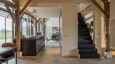 17 granges rénovées en lofts Warm Industrial, Farmhouse Trends, Old Brick Wall, Farmhouse Remodel, Old Farm Houses, Barn Conversion, Industrial Farmhouse, Old Farmhouse, Barn House