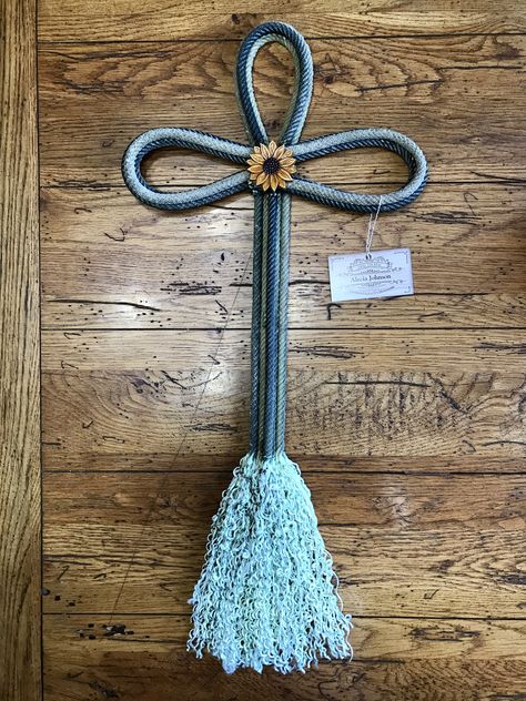 Western Rope Crafts, Lariat Rope Crafts Westerns, Cattle Rope Wreath, Rope Wreath Western, Lariat Rope Crafts, Barnyard Decor, Leather Sunflower, Rope Cross, Rope Craft Ideas