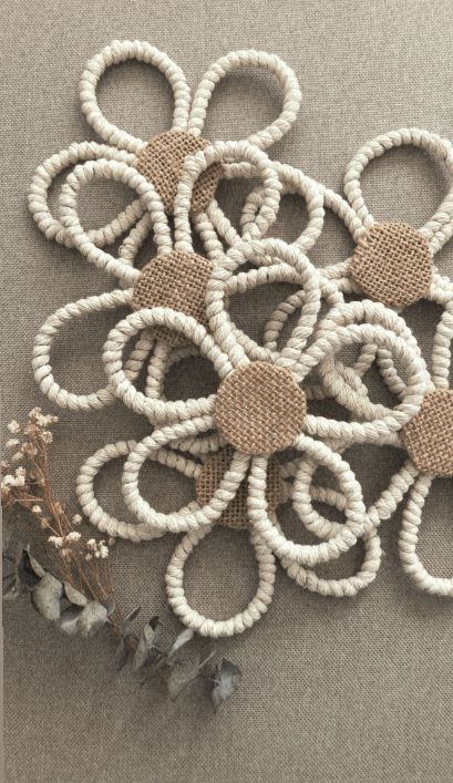 How To Make Macrame Flowers, Diy Wildflower Decor, Macrame Flowers Diy, Boho Diy Room Decor, Baby Macrame Ideas, Baby Mobile Ideas, Macrame Baby Room, Boho Garland, Macrame Flowers