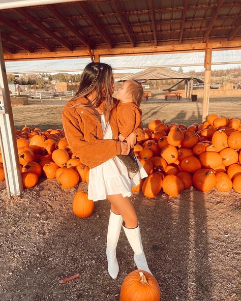 Mom And Daughter Pumpkin Patch Pictures, Pumpkin Patch Matching Outfits, Cute Pumpkin Patch Outfits For Women, Fall Outfits Women Pumpkin Patch, Pumpkin Patch Hairstyles, Baby Pumpkin Patch Pictures, Pumpkin Patch Outfit Casual, Family Pumpkin Patch Pictures, Pumpkin Patch Photoshoot Family