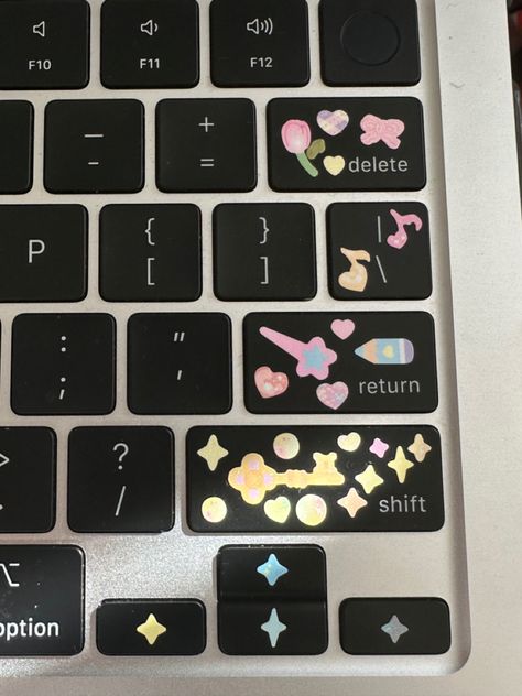 Keyboard Stickers Aesthetic, Decorated Laptop Aesthetic, Cute Laptop Accessories, Computer Decoration Ideas, Decorated Computer, Laptop Decoration Aesthetic, Laptop Decoration Ideas, Laptop With Stickers, Decorated Laptop