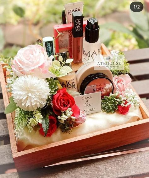 Cosmetic Packing Ideas, Hantaran Aesthetic, Seserahan Skincare, Makeup Packing Ideas For Wedding, Makeup Tray Decoration For Wedding, Dulang Hantaran Rustic, Makeup Hampers, Hantaran Lamaran, Seserahan Lamaran