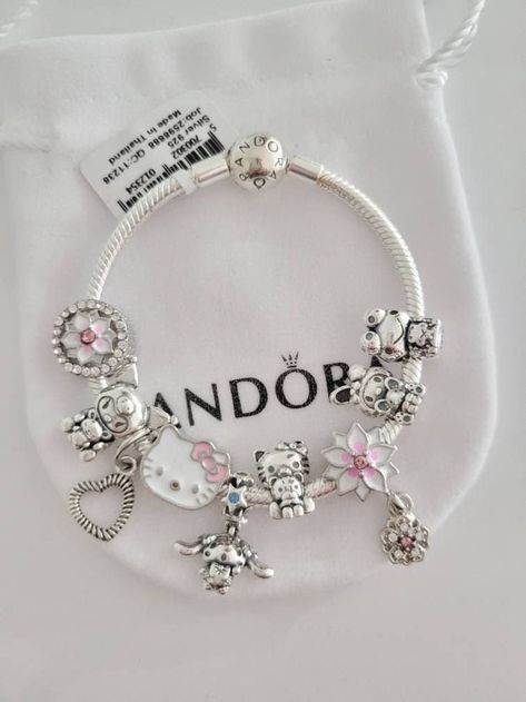 Pandora Bracelet Charms Ideas, Girly Bracelets, Pandora Bracelet Designs, Pouch Making, Hello Kitty Jewelry, Pretty Jewelry Necklaces, Bracelet Pandora, Wrist Jewelry, School Jewelry