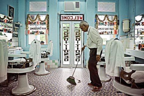 Old School Barber, Old School Barber Shop, Barber Shop Pictures, Barber Shop Interior, Hair Salon Design, Barbershop Design, Barber Shop Decor, Vintage Barber, Barber Chair