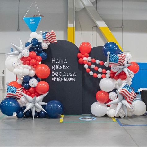 Veterans Day Balloon Decorations, Veterans Day Party Ideas, Veteran Day Decoration Ideas, Veterans Day Balloons, Veterans Day Backdrop, Memorial Day Balloons, Fourth Of July Balloon Garland, National Day Decoration Ideas, Fourth Of July Backdrop