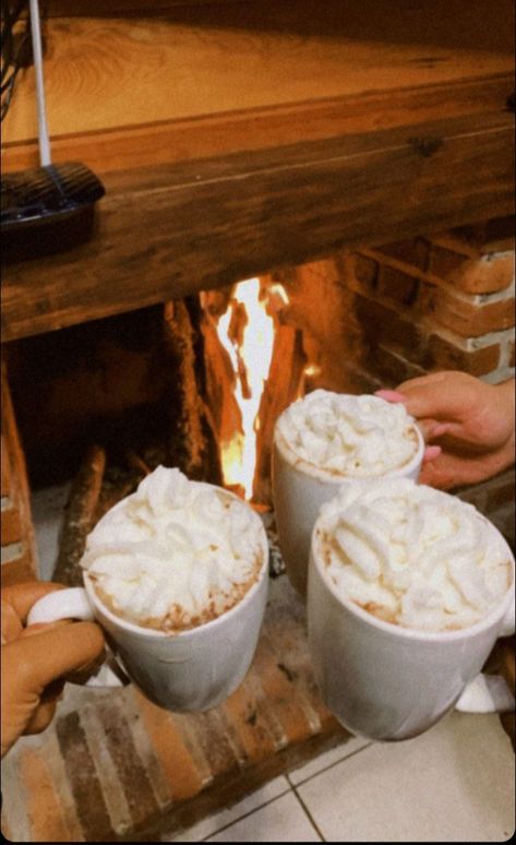 Cozy Theme Party, Fall Activities For Friends, Winter Activities With Friends, Christmas Hot Chocolate Aesthetic, Autumn Sleepover, Hot Chocolate Party, Christmas Sleepover, Alaska Trip, Fall Friends