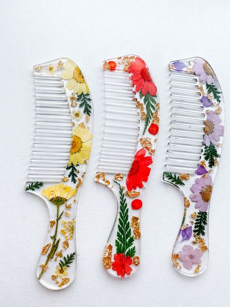 Gorgeous resin combs in yellow, red, and lavender in my etsy shop! Messge me on etsy if you want a custom color! Resin Comb Ideas, Resin Crafts Ideas, Resin Comb, Pressed Flower Crafts, Floral Preservation, Resin Accessories, Pop Sockets, Floral Resin, Resin Crafts Tutorial