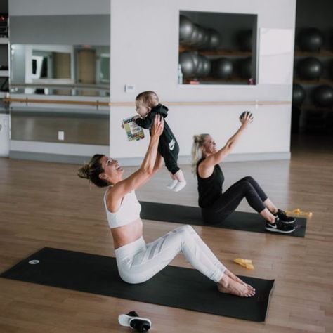 You’ve just welcomed your new babe, congratulations! While it's been amazing, let's talk real: your body might be feeling a bit different postpartum, but fear not! With a solid postpartum workout plan, you can start feeling like yourself again while also giving yourself some much-needed TLC. Post Partum Aesthetic, Postpartum Vision Board, Postpartum Aesthetic, Workout Pregnant, Healthy Postpartum, Postpartum Bodies, Postpartum Workout Plan, Postpartum Workout, 2025 Moodboard