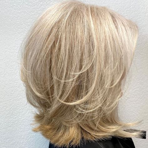 Shoulder-Length Feathered Haircut Feathered Hairstyles Medium, Feathered Haircut, Medium Length Layered Hairstyles, Medium Brunette Hair, Wispy Layers, Hair Adviser, Medium Layered Hair, Creamy Blonde, Champagne Blonde