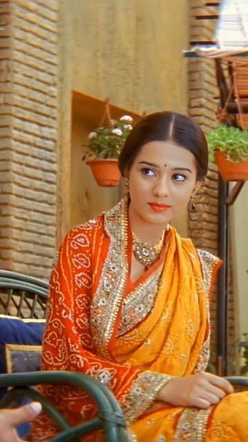 80s Bollywood Fashion Outfits, Amrita Rao 90s, Amrita Rao Main Hoon Na, Amrita Rao Vivah, Vivah Movie, Effortlessly Pretty, Amrita Rao, Bollywood Aesthetic, 90s Bollywood Aesthetic