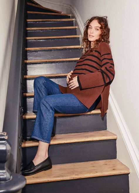 Constructed from 100% Merino wool, The Carly features an oversized, bump-friendly fit. She’ll grow right along with you all nine months (see: side slits to accommodate the bump!), and easily transitions into postpartum wear come the 4th trimester. Cool Pregnancy Outfits, Cool Maternity Outfits, Chic Pregnancy Style, 4 Months Pregnant, Pregnancy Fashion Fall, Fall Maternity Outfits, Nursing Sweater, 4th Trimester, Maternity Street Style