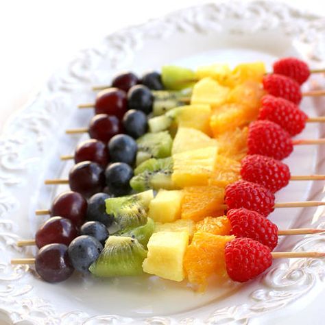 Rainbow Fruit Kabobs, Sommer Mad, Fruit Kebabs, Fresh Fruit Recipes, Fruit Kabobs, Rainbow Fruit, Rainbow Food, God Mat, Healthy Eating For Kids