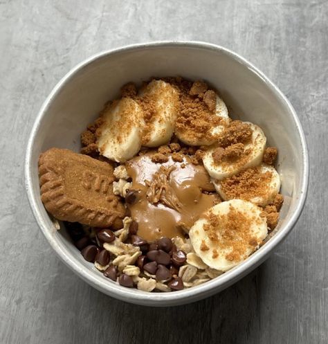 Biscoff Yogurt Bowl, Oats Aesthetics, Healthy Yogurt Bowls, Bowl Recipes Breakfast, Recipes Dessert Aesthetic, Yogurt Bowl Ideas, Savory Yogurt, Oat Bowl, Breakfast Yogurt