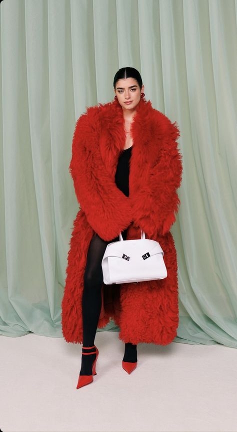 Red Monochromatic Outfit, Red Monochrome Outfit, Red Fur Coat, Fur Dress, Tik Tokers, Red Fur, Chic Coat, Smart Outfit, Press Tour